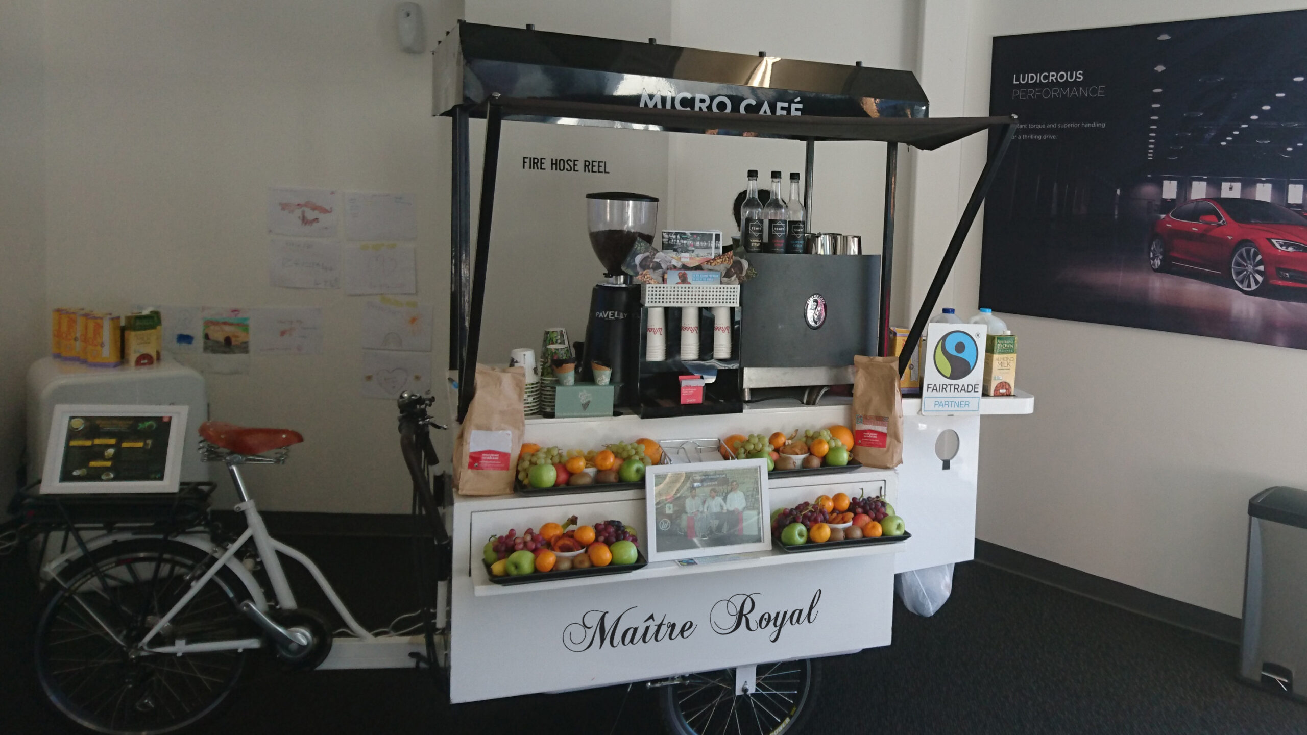 Ein weißes Kaffee-Fahrrad von Maitre-Royal während einer Firmenveranstaltung.