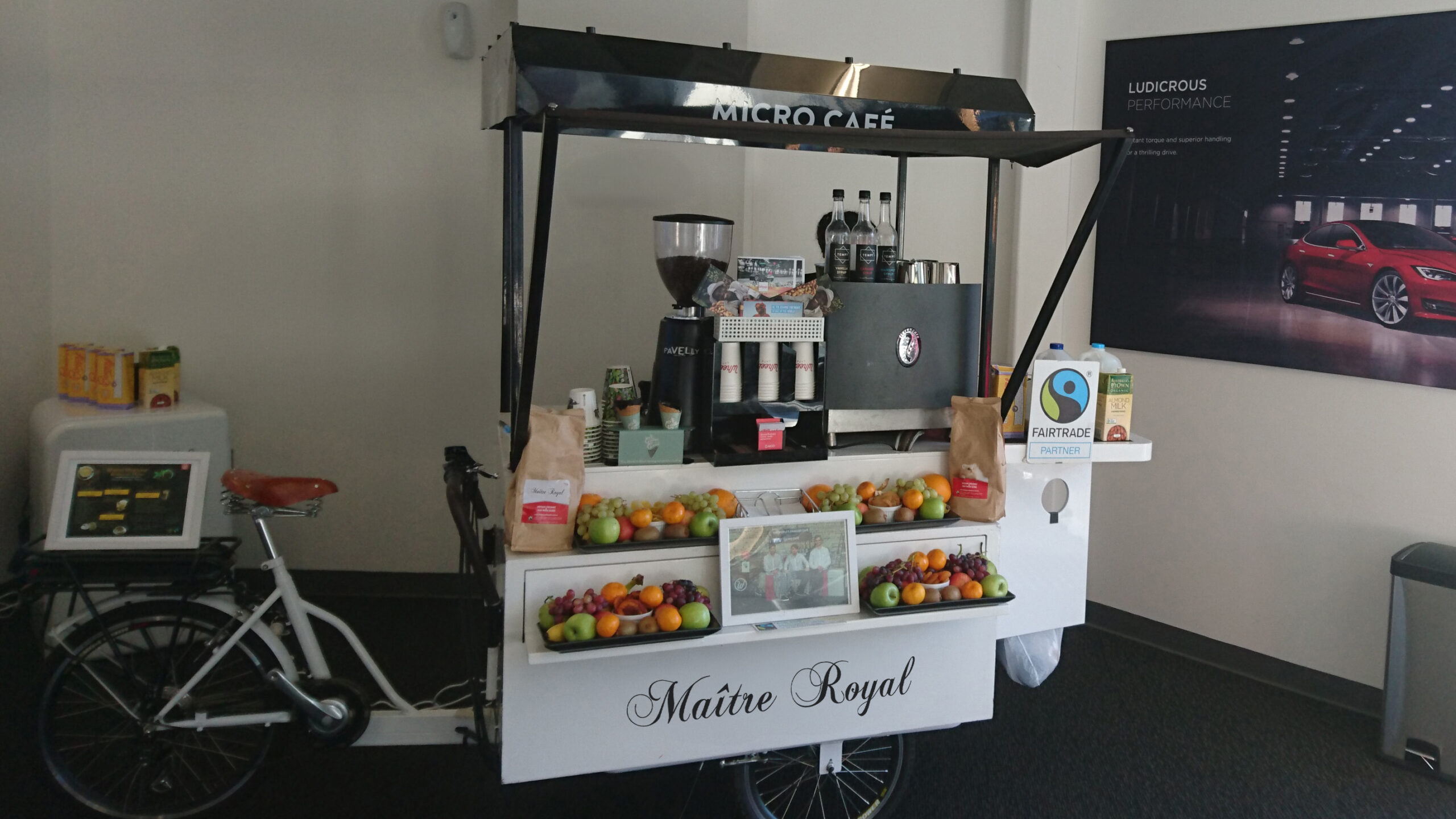 Ein weißes Kaffee-Fahrrad von Maitre-Royal während einer Firmenveranstaltung.