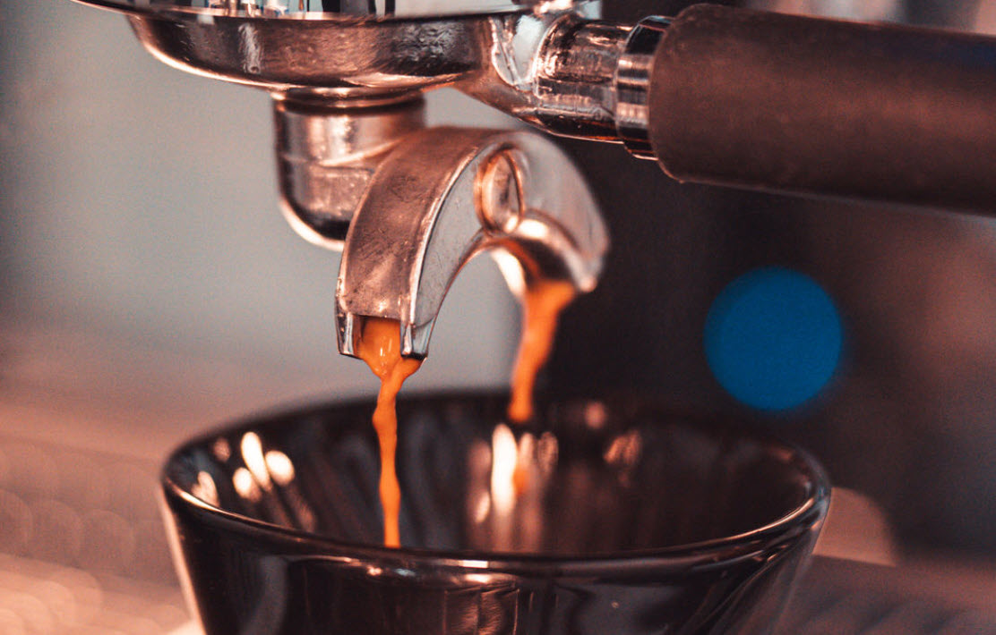 Espresso läuft aus dem Siebträger in eine Tasse