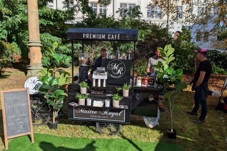 Schwarzes Kaffeerad von Maitre Royal unter Bäumen im Schlossgarten bei einer Veranstaltung im Freien