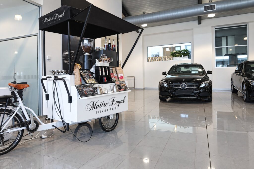 Weißes Kaffeerad von Maitre Royal im Showroom eines Autohauses