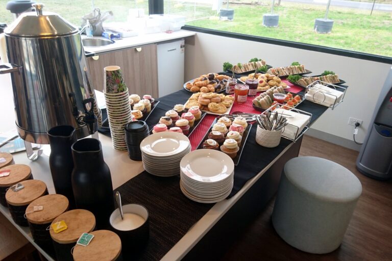 Buffettisch mit Gebäck, Croissants und Kaffeekanne bei einer Firmenveranstaltung